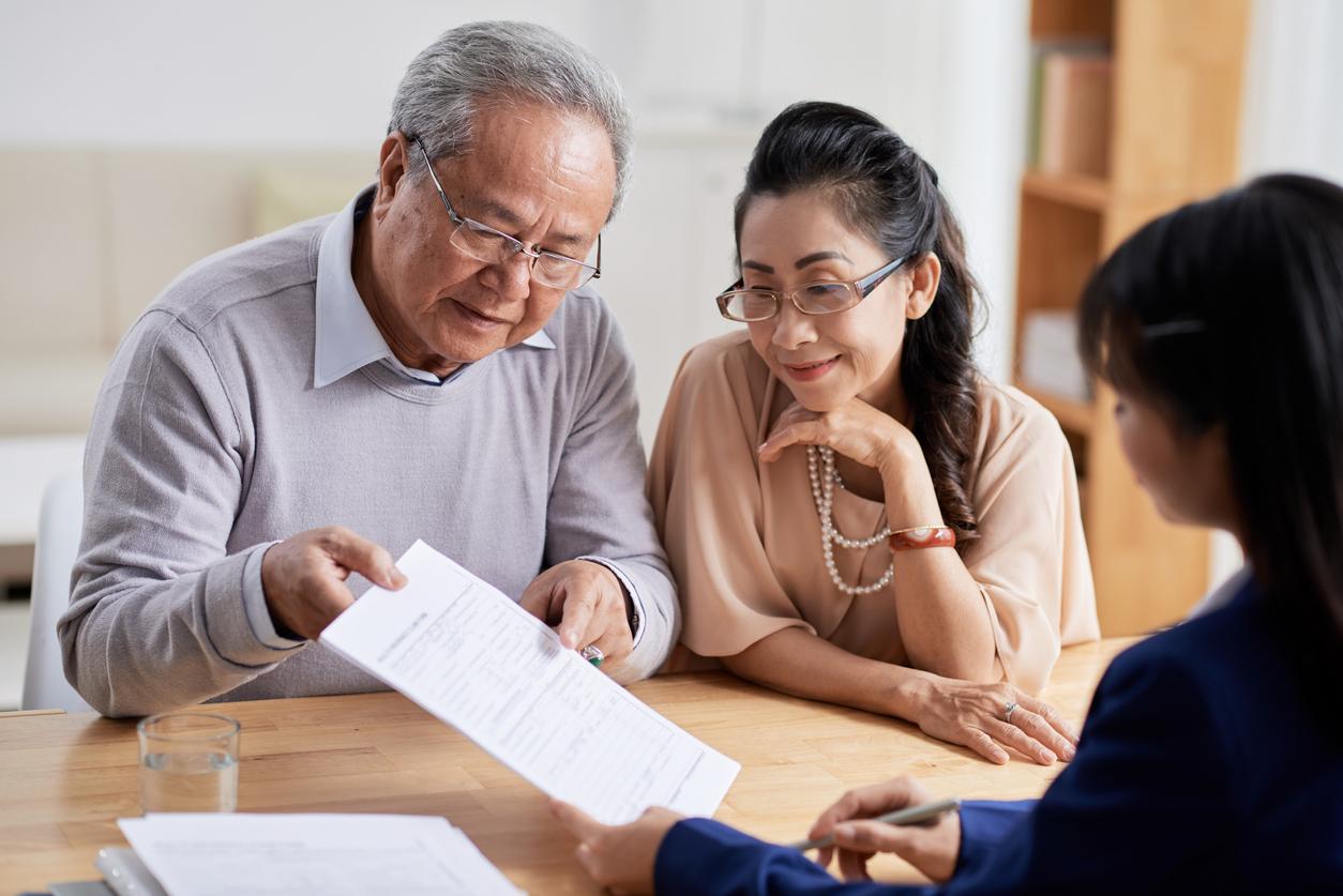 Doctor explaining diagnosis